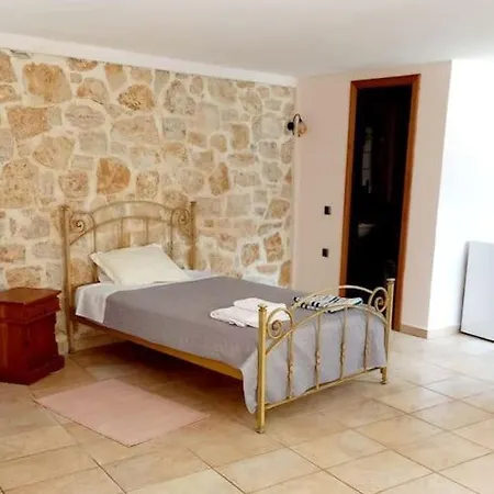 Judi Sleep 10, Bedrooms 5, Swimming Pool Vilă