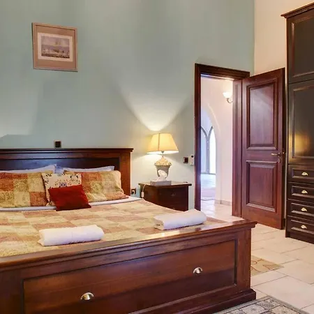 Judi Sleep 10, Bedrooms 5, Swimming Pool *